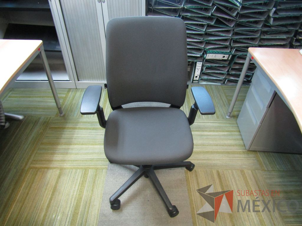 Lote 164 - Silla ejecutiva con ruedas, descansabrazos ajustable, asiento y respaldo en tela color gris
