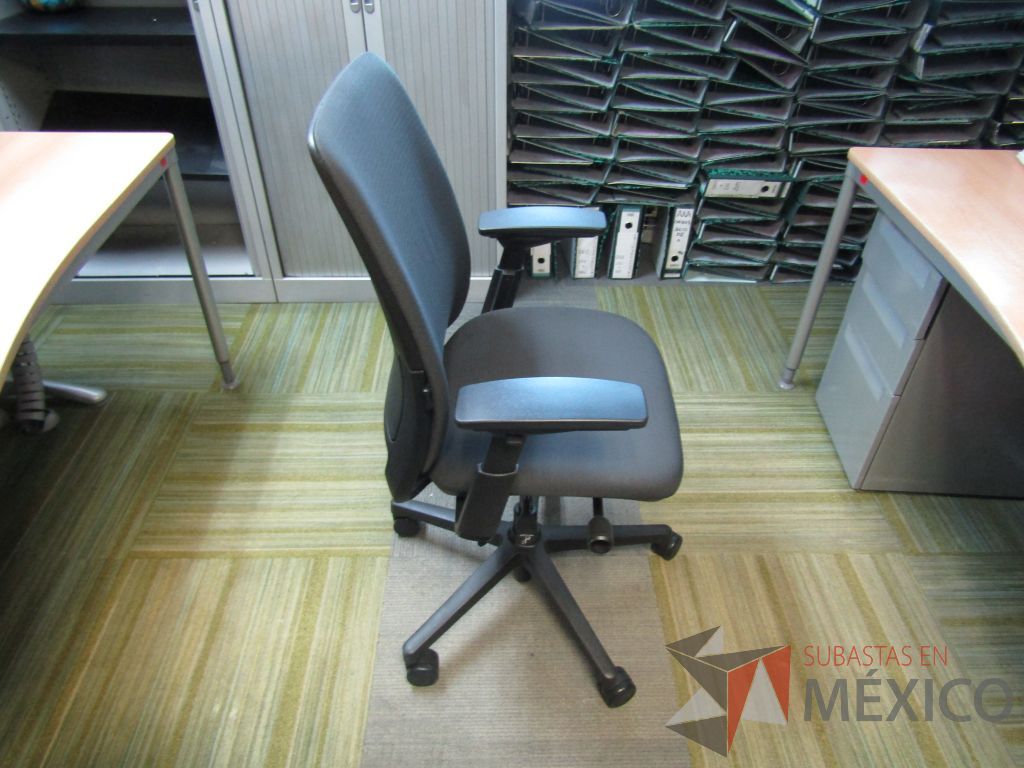 Lote 164 - Silla ejecutiva con ruedas, descansabrazos ajustable, asiento y respaldo en tela color gris - Imagen 3
