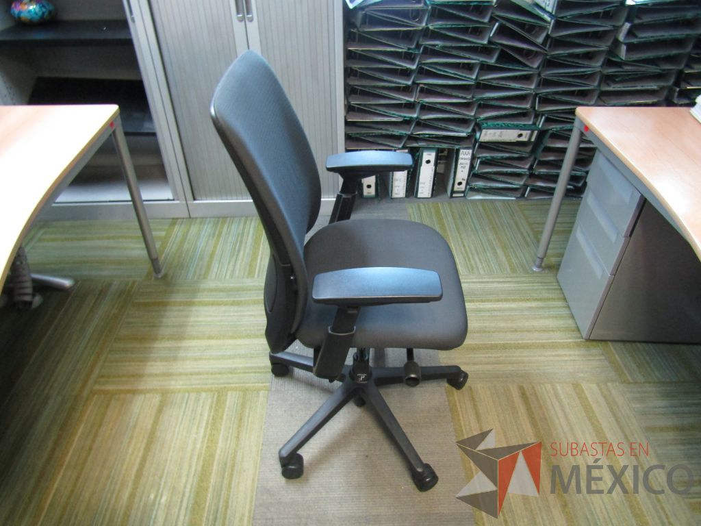 Lote 164 - Silla ejecutiva con ruedas, descansabrazos ajustable, asiento y respaldo en tela color gris - Imagen 4