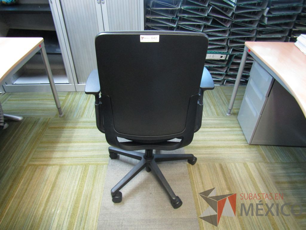 Lote 164 - Silla ejecutiva con ruedas, descansabrazos ajustable, asiento y respaldo en tela color gris - Imagen 5