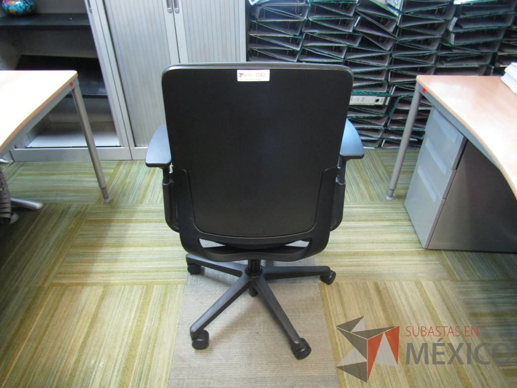 Lote 164 - Silla ejecutiva con ruedas, descansabrazos ajustable, asiento y respaldo en tela color gris - Imagen 6
