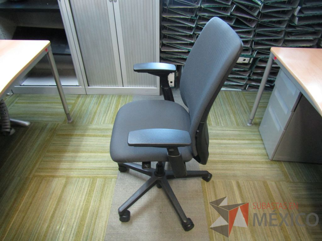 Lote 164 - Silla ejecutiva con ruedas, descansabrazos ajustable, asiento y respaldo en tela color gris - Imagen 8
