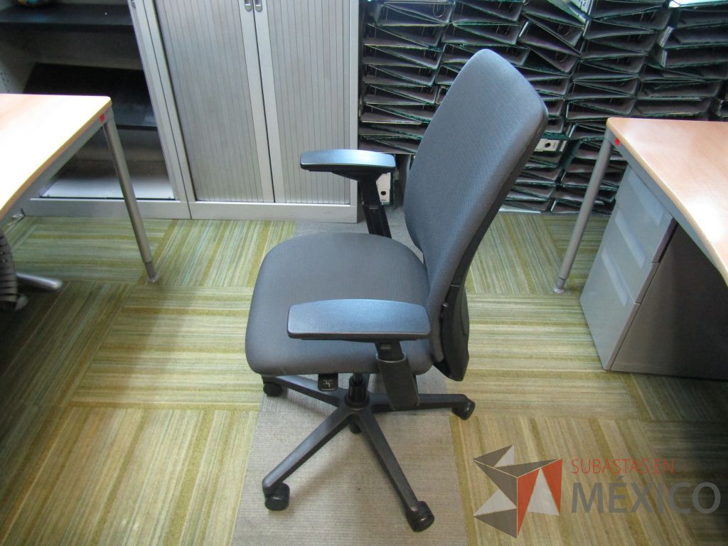 Lote 164 - Silla ejecutiva con ruedas, descansabrazos ajustable, asiento y respaldo en tela color gris - Imagen 9