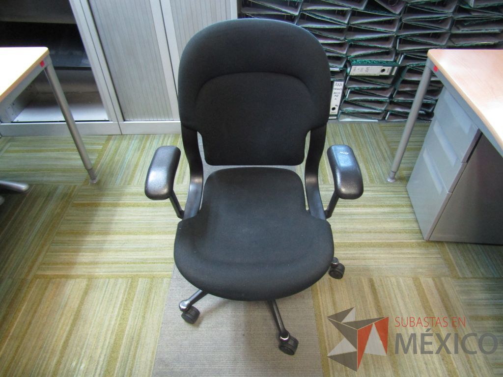 Lote 165 - Silla ejecutiva con ruedas, descansabrazos fijo, asiento y respaldo en tela color negro - Imagen 2