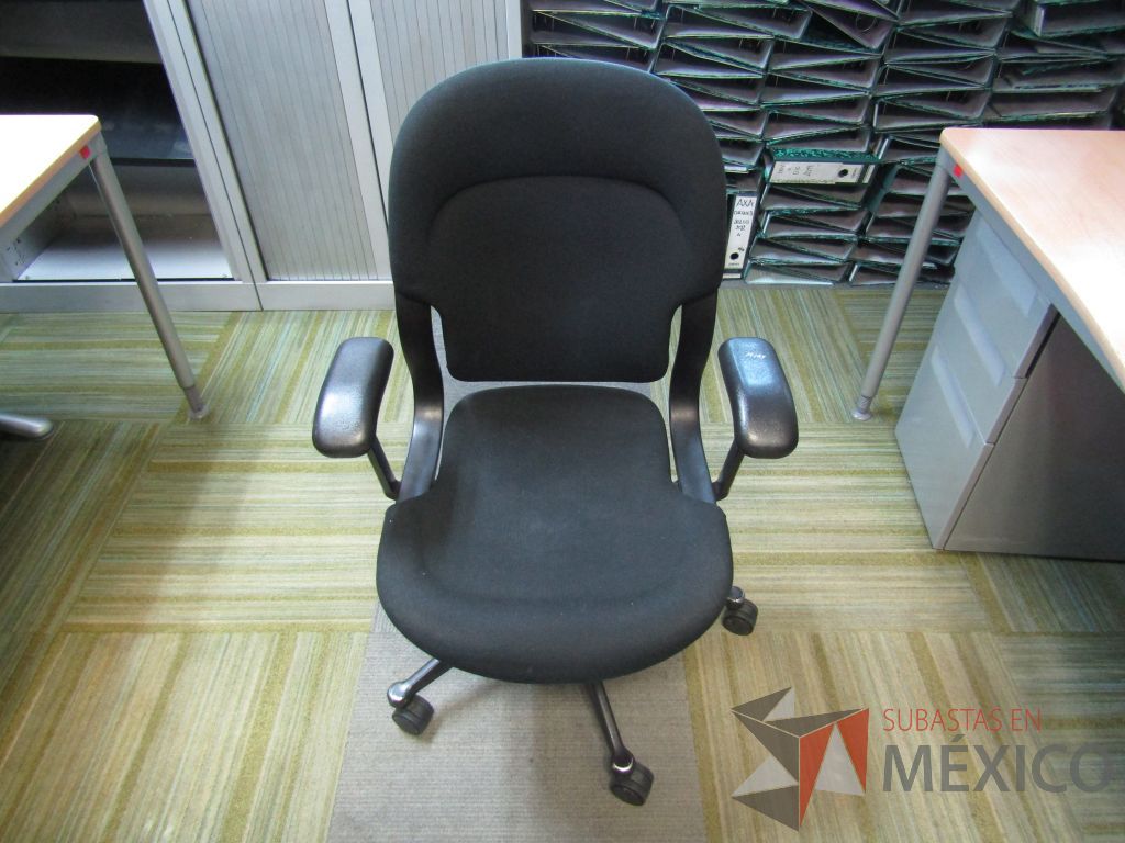 Lote 165 - Silla ejecutiva con ruedas, descansabrazos fijo, asiento y respaldo en tela color negro