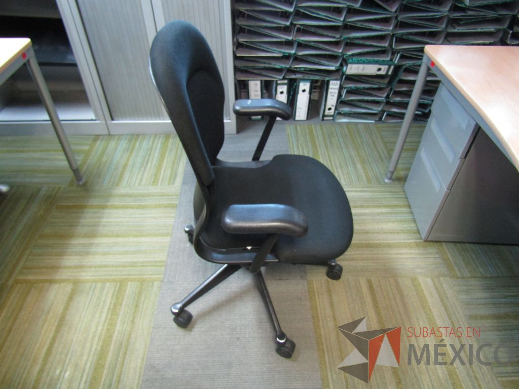 Lote 165 - Silla ejecutiva con ruedas, descansabrazos fijo, asiento y respaldo en tela color negro - Imagen 3