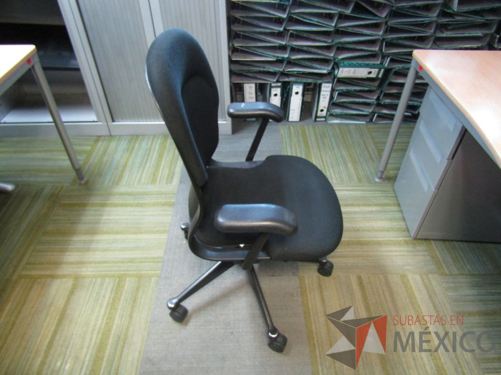 Lote 165 - Silla ejecutiva con ruedas, descansabrazos fijo, asiento y respaldo en tela color negro - Imagen 4