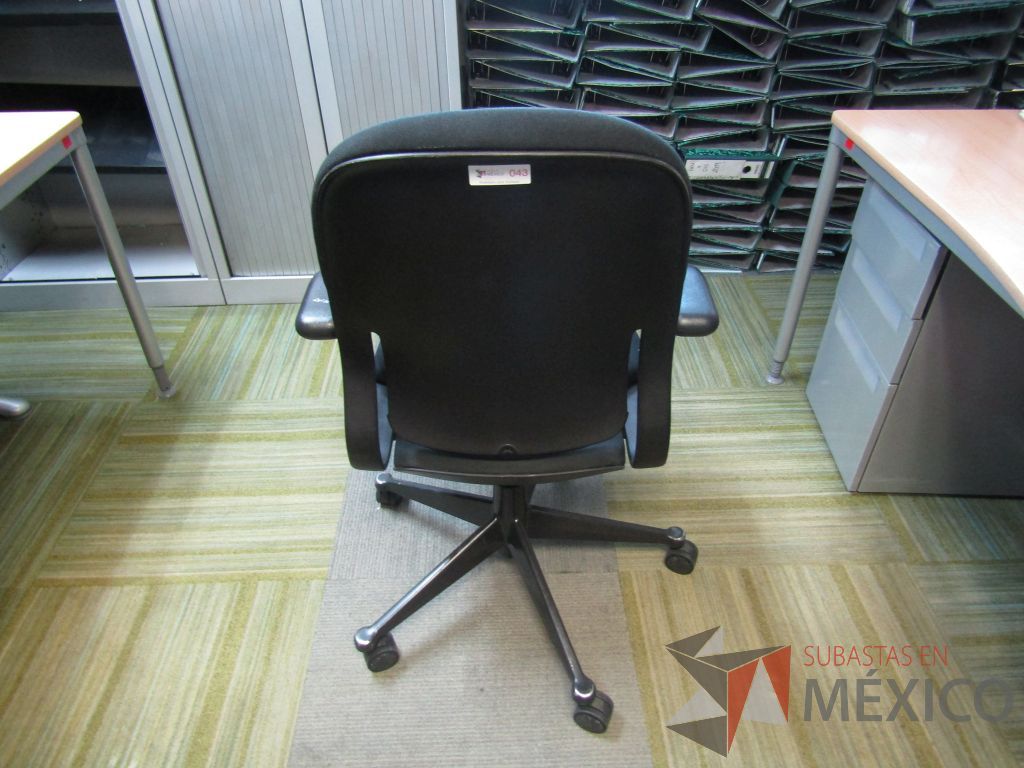 Lote 165 - Silla ejecutiva con ruedas, descansabrazos fijo, asiento y respaldo en tela color negro - Imagen 5