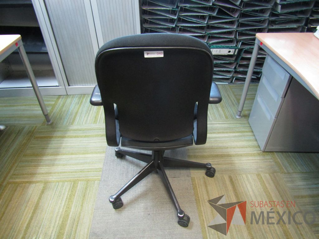Lote 165 - Silla ejecutiva con ruedas, descansabrazos fijo, asiento y respaldo en tela color negro - Imagen 6