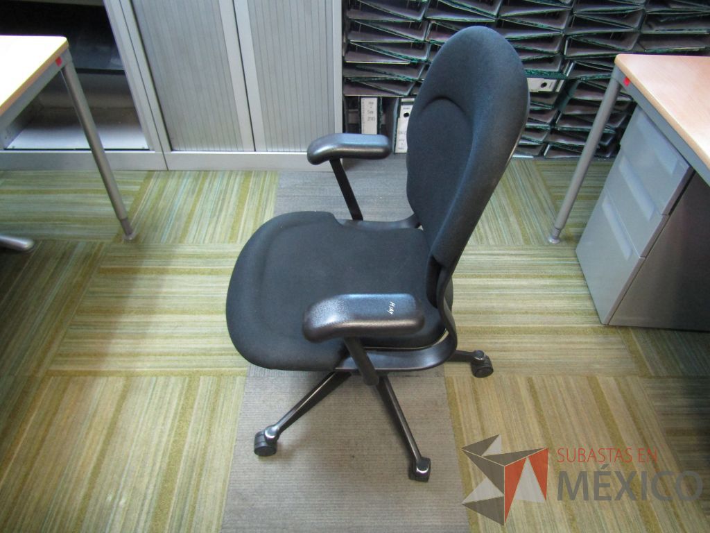 Lote 165 - Silla ejecutiva con ruedas, descansabrazos fijo, asiento y respaldo en tela color negro - Imagen 8