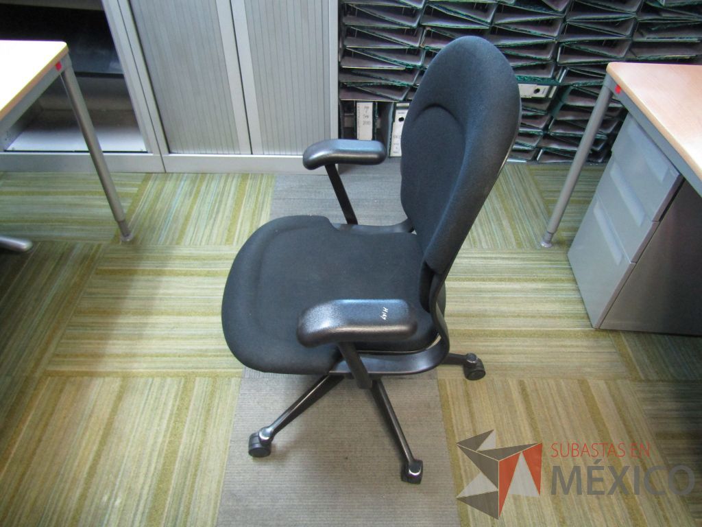 Lote 165 - Silla ejecutiva con ruedas, descansabrazos fijo, asiento y respaldo en tela color negro - Imagen 9
