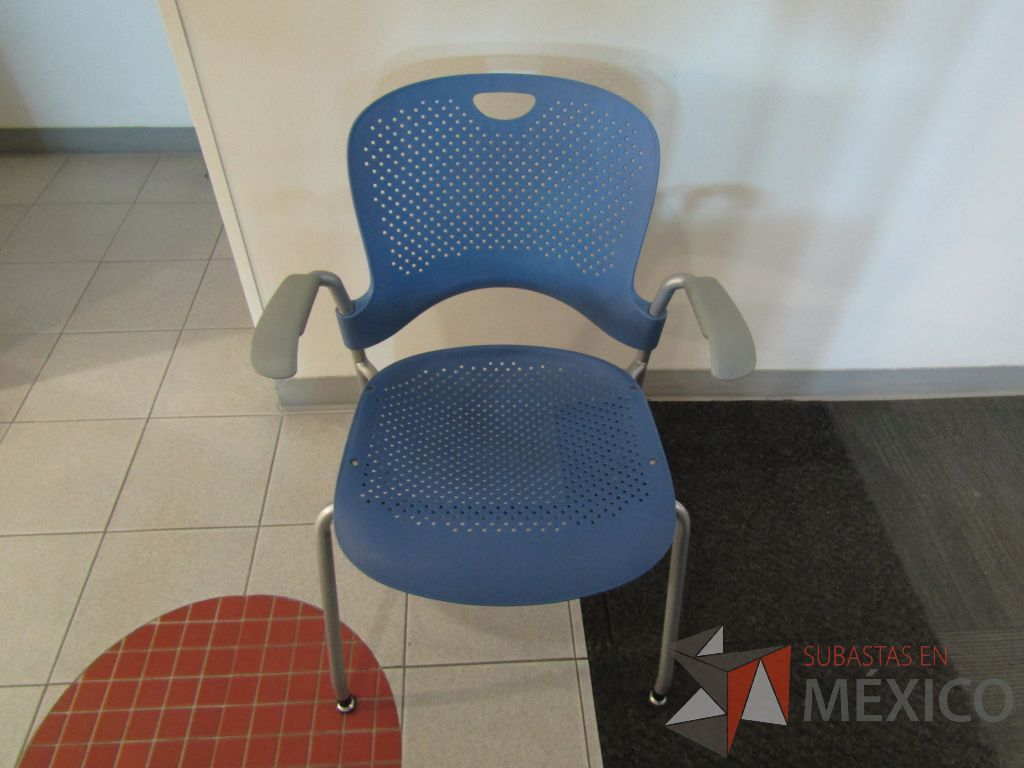 Lote 166 - Silla fija, descansabrazos fijo, asiento y respaldo en plástico color azul - Imagen 2