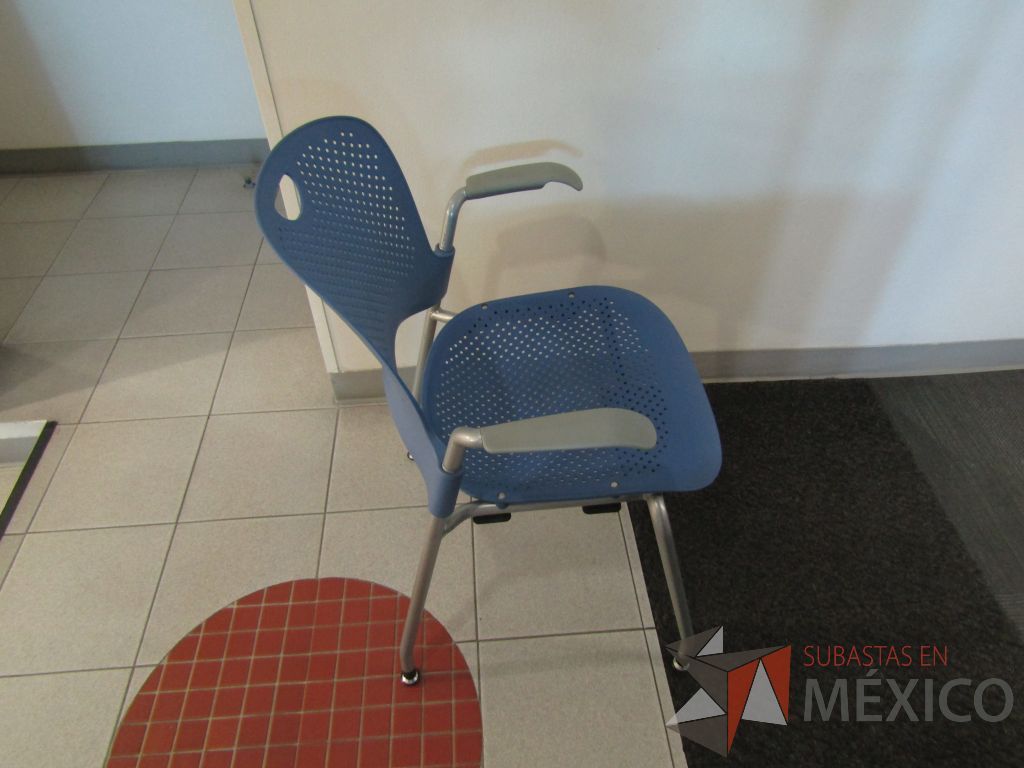 Lote 166 - Silla fija, descansabrazos fijo, asiento y respaldo en plástico color azul - Imagen 3