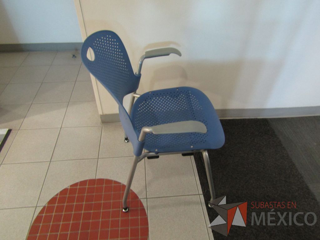 Lote 166 - Silla fija, descansabrazos fijo, asiento y respaldo en plástico color azul - Imagen 4