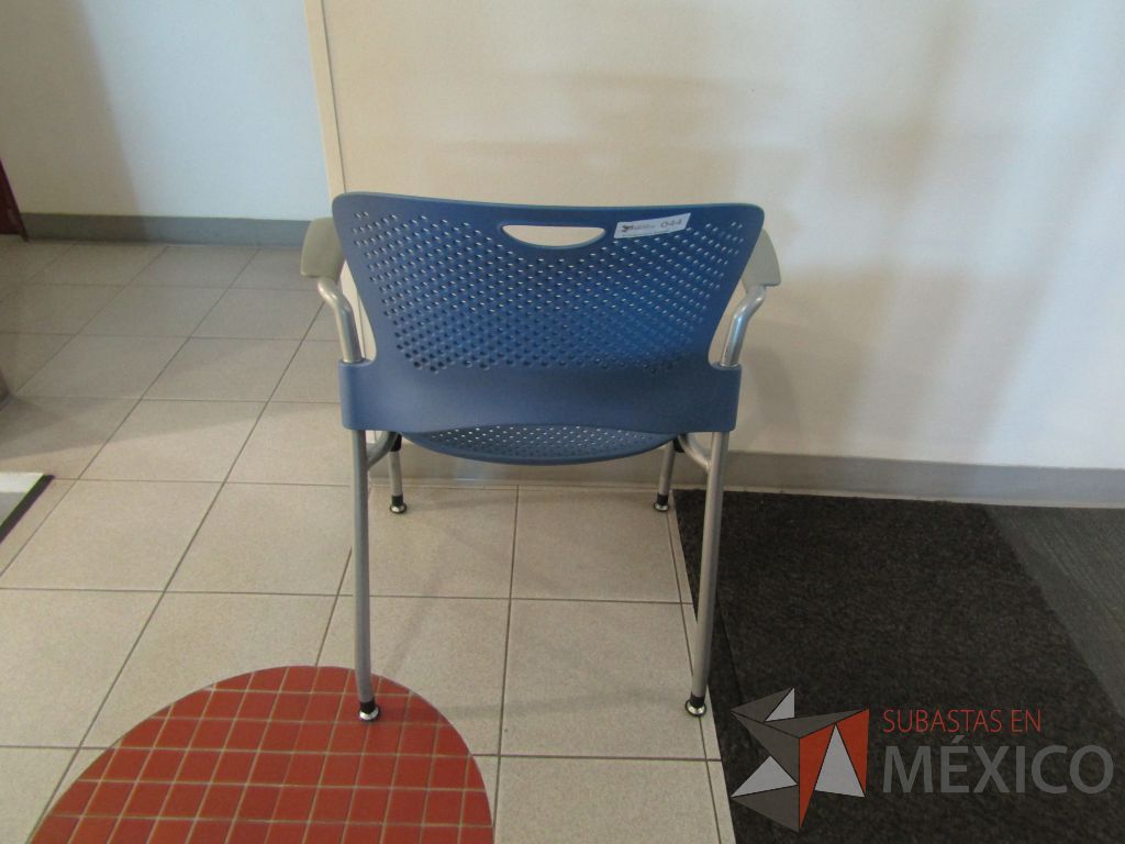 Lote 166 - Silla fija, descansabrazos fijo, asiento y respaldo en plástico color azul - Imagen 6