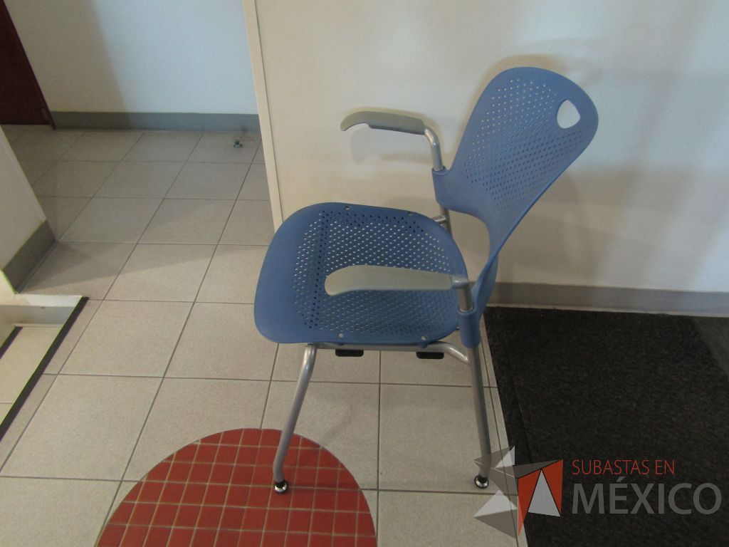 Lote 166 - Silla fija, descansabrazos fijo, asiento y respaldo en plástico color azul - Imagen 7