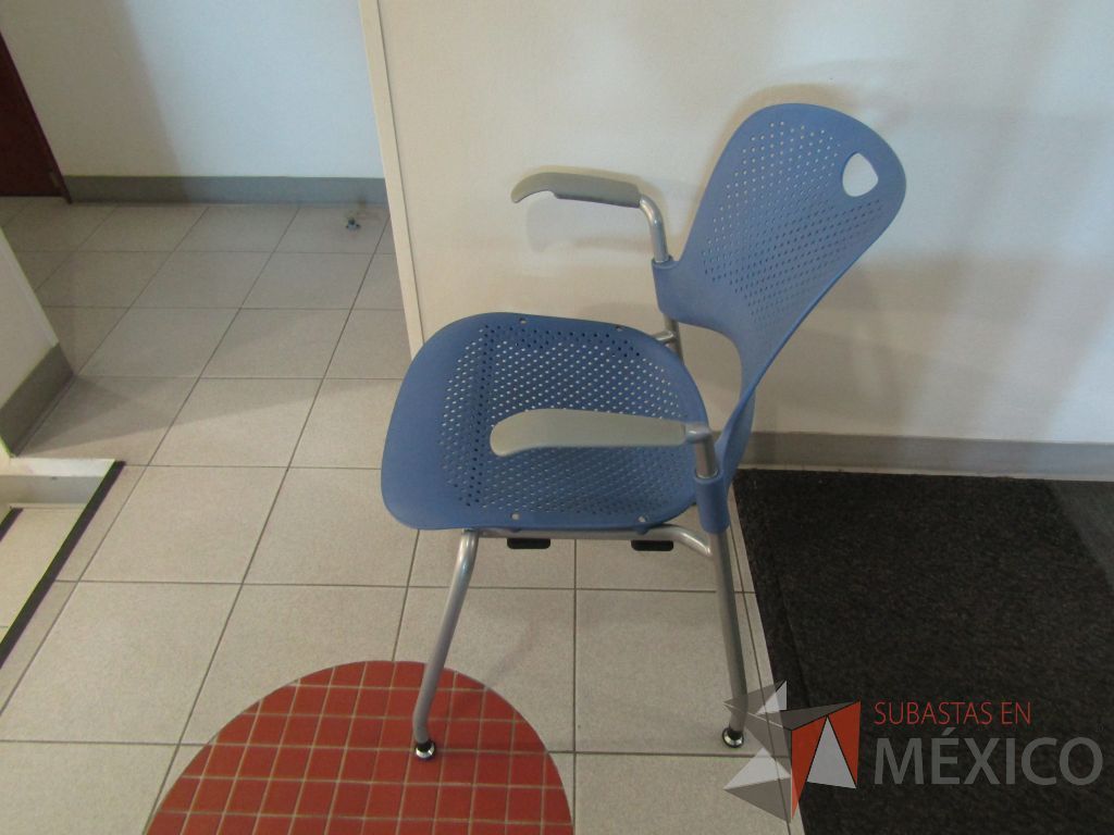 Lote 166 - Silla fija, descansabrazos fijo, asiento y respaldo en plástico color azul - Imagen 8
