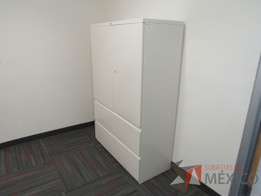 Lote 002 - Gabinete alto con 2 puertas y 2 cajones color blanco