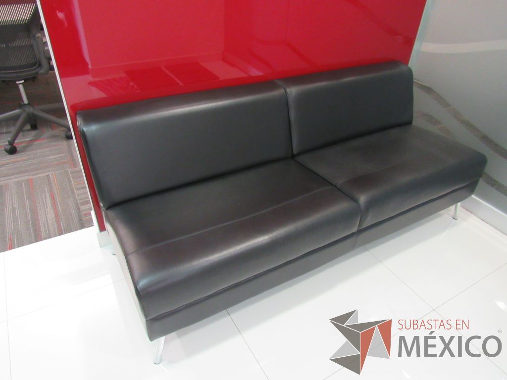 Lote 004 - Sillón de 2 plazas con 4 patas metálicas, asiento y respaldo tipo piel color negro - Imagen 2