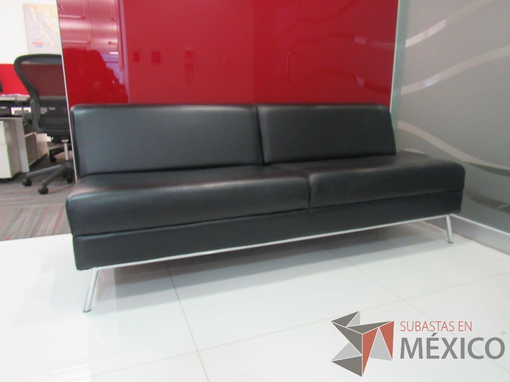 Lote 004 - Sillón de 2 plazas con 4 patas metálicas, asiento y respaldo tipo piel color negro - Imagen 3