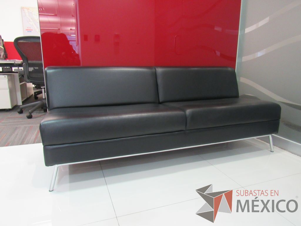 Lote 004 - Sillón de 2 plazas con 4 patas metálicas, asiento y respaldo tipo piel color negro - Imagen 4