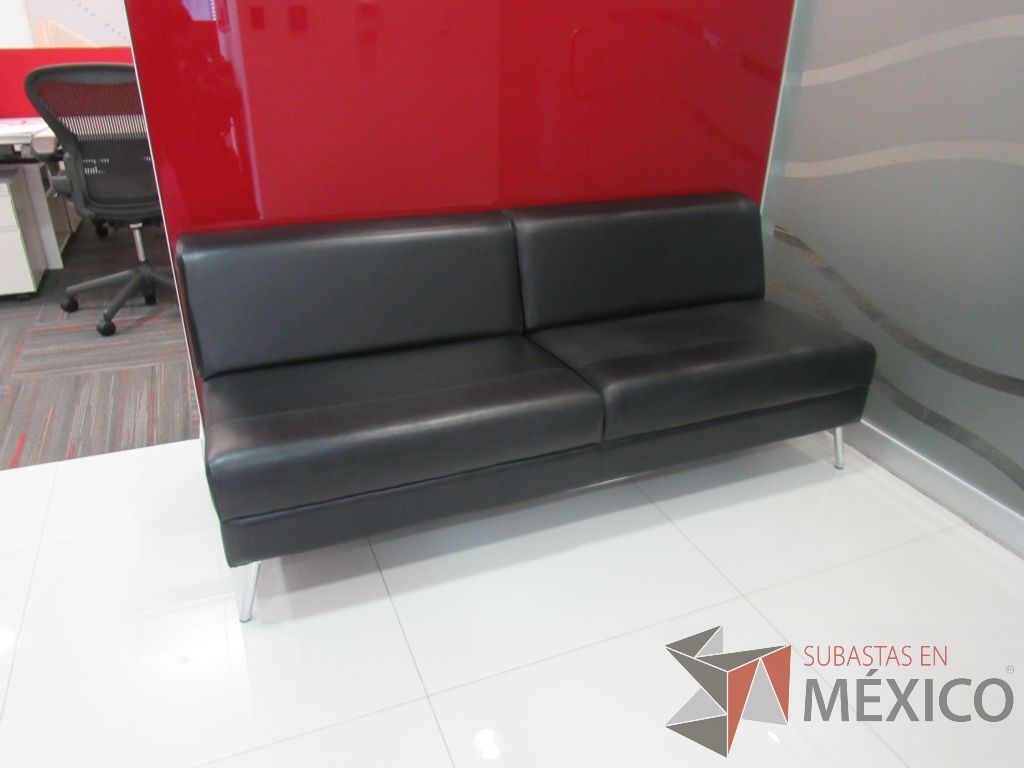 Lote 004 - Sillón de 2 plazas con 4 patas metálicas, asiento y respaldo tipo piel color negro - Imagen 5