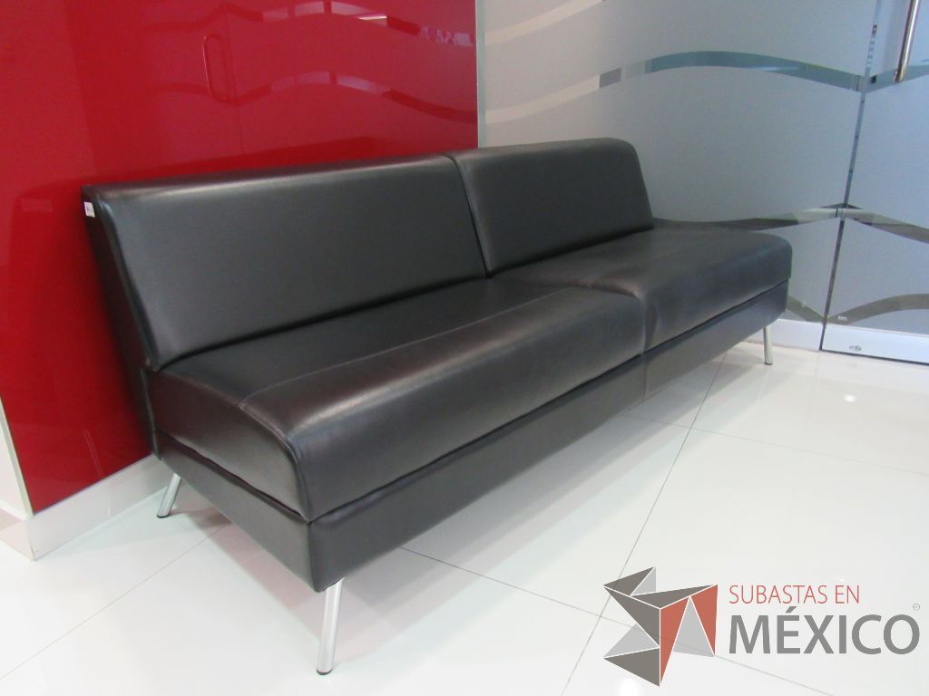 Lote 004 - Sillón de 2 plazas con 4 patas metálicas, asiento y respaldo tipo piel color negro - Imagen 6