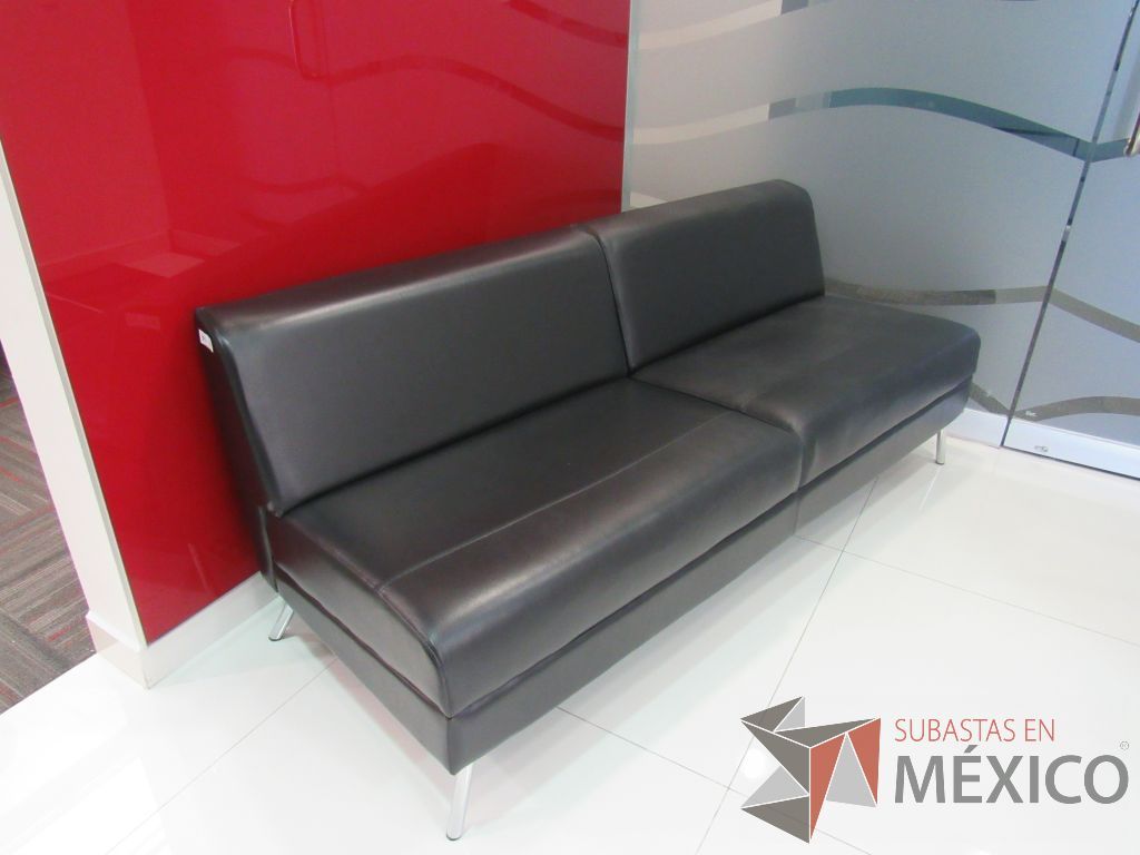 Lote 004 - Sillón de 2 plazas con 4 patas metálicas, asiento y respaldo tipo piel color negro - Imagen 7