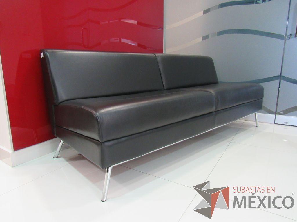 Lote 004 - Sillón de 2 plazas con 4 patas metálicas, asiento y respaldo tipo piel color negro - Imagen 8
