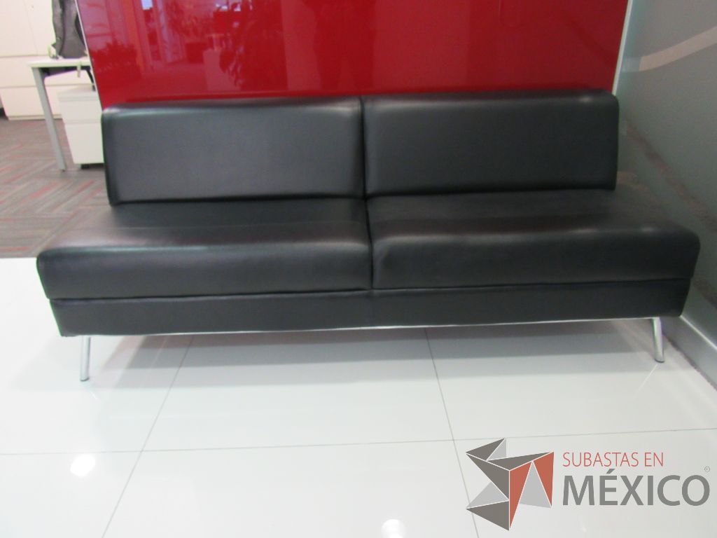 Lote 004 - Sillón de 2 plazas con 4 patas metálicas, asiento y respaldo tipo piel color negro - Imagen 10