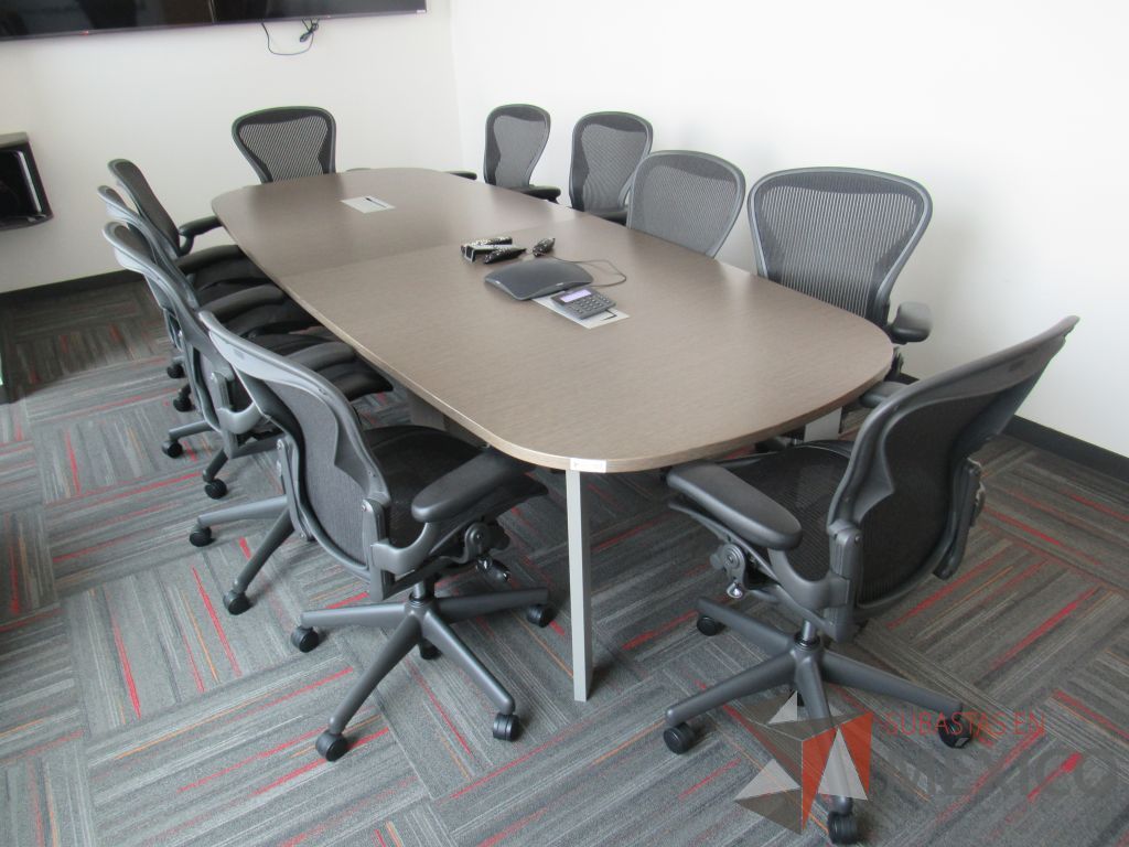 Lote 005 - Mesa de sala de juntas para 10 personas con cubierta color café y accesorio para conexiones