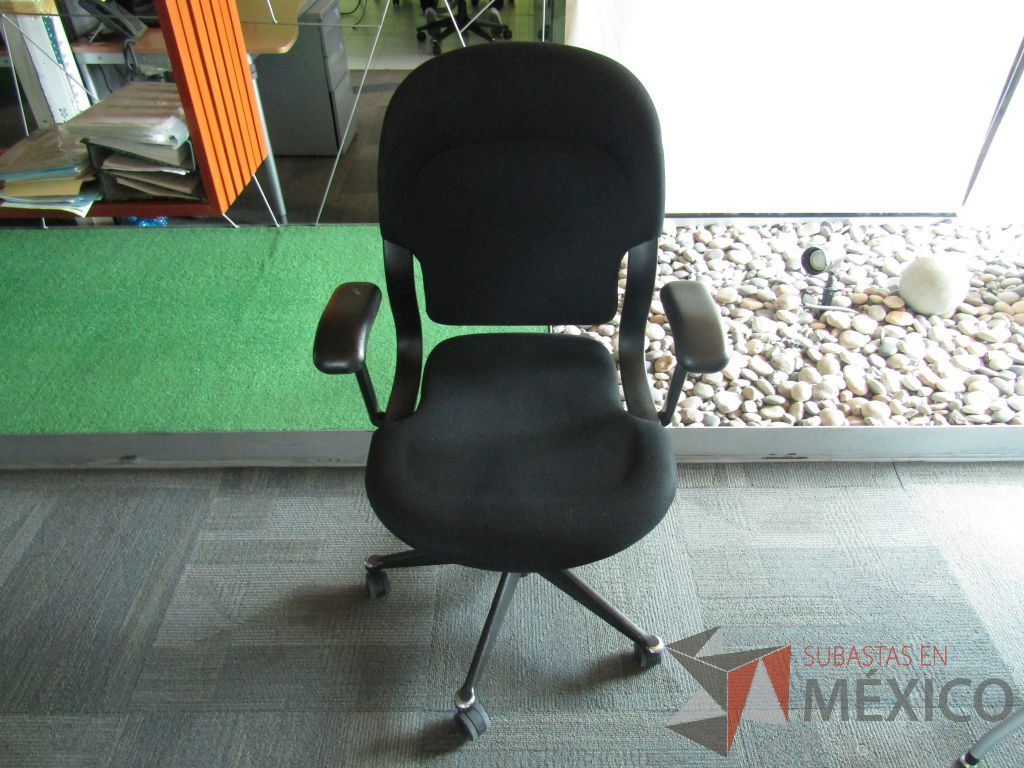 Lote 167 - Silla ejecutiva con ruedas, descansabrazos fijo, asiento y respaldo alto en tela color negro