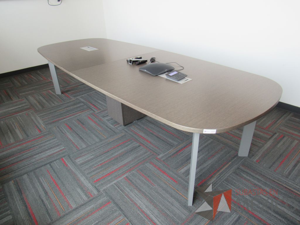 Lote 005 - Mesa de sala de juntas para 10 personas con cubierta color café y accesorio para conexiones - Imagen 4
