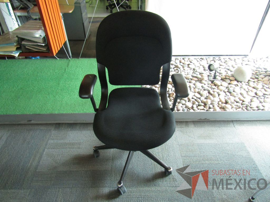 Lote 167 - Silla ejecutiva con ruedas, descansabrazos fijo, asiento y respaldo alto en tela color negro - Imagen 2
