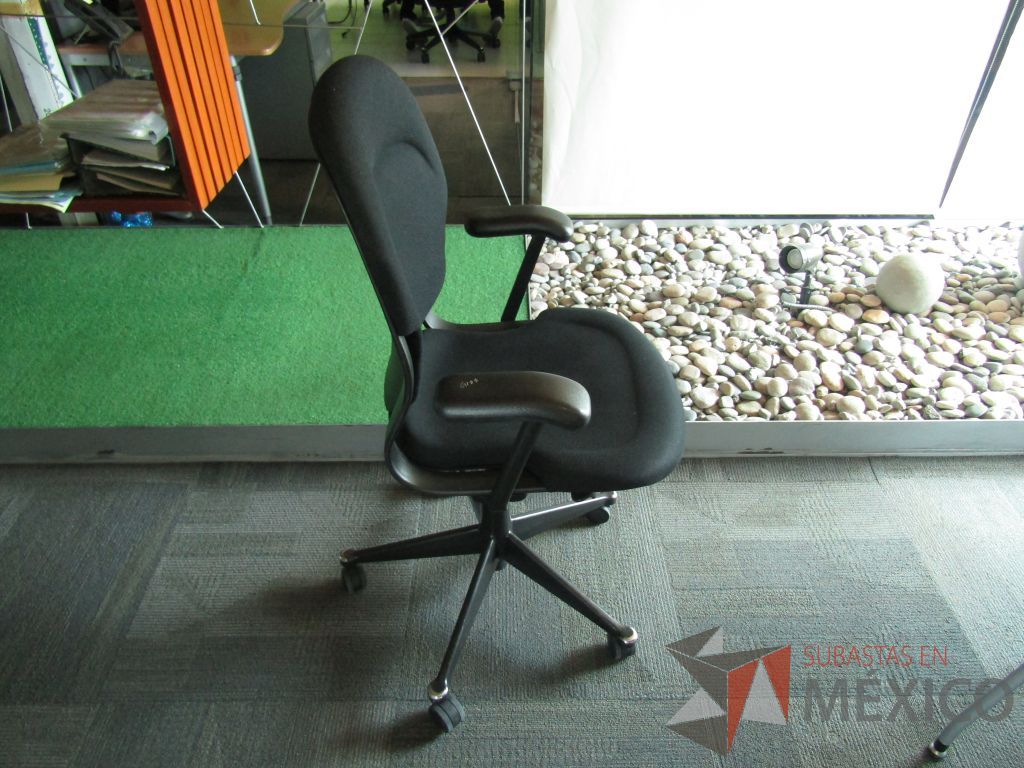 Lote 167 - Silla ejecutiva con ruedas, descansabrazos fijo, asiento y respaldo alto en tela color negro - Imagen 3