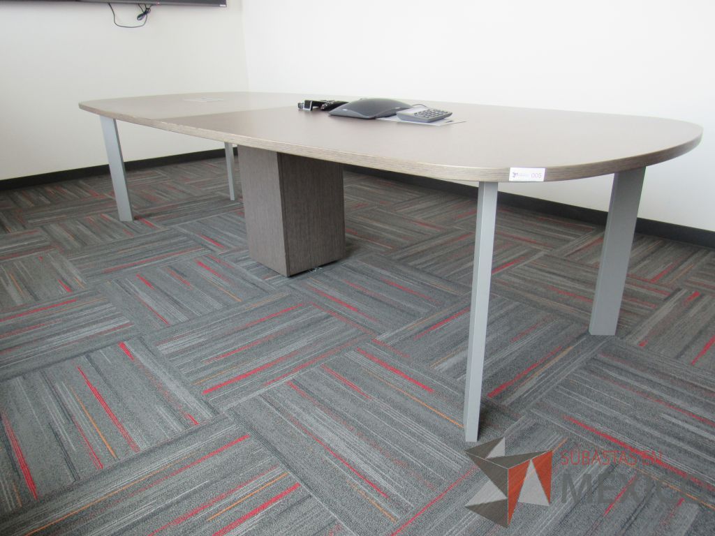 Lote 005 - Mesa de sala de juntas para 10 personas con cubierta color café y accesorio para conexiones - Imagen 7