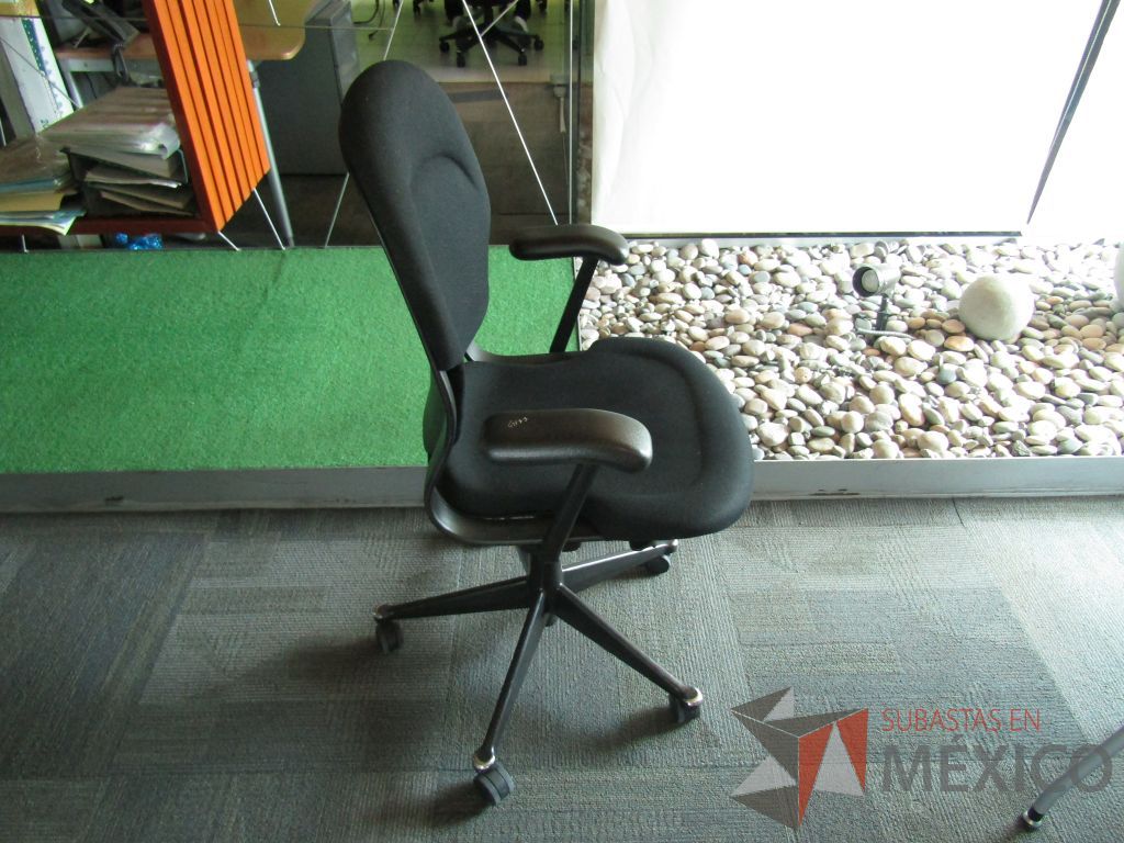 Lote 167 - Silla ejecutiva con ruedas, descansabrazos fijo, asiento y respaldo alto en tela color negro - Imagen 4