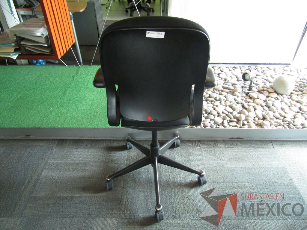 Lote 167 - Silla ejecutiva con ruedas, descansabrazos fijo, asiento y respaldo alto en tela color negro - Imagen 5