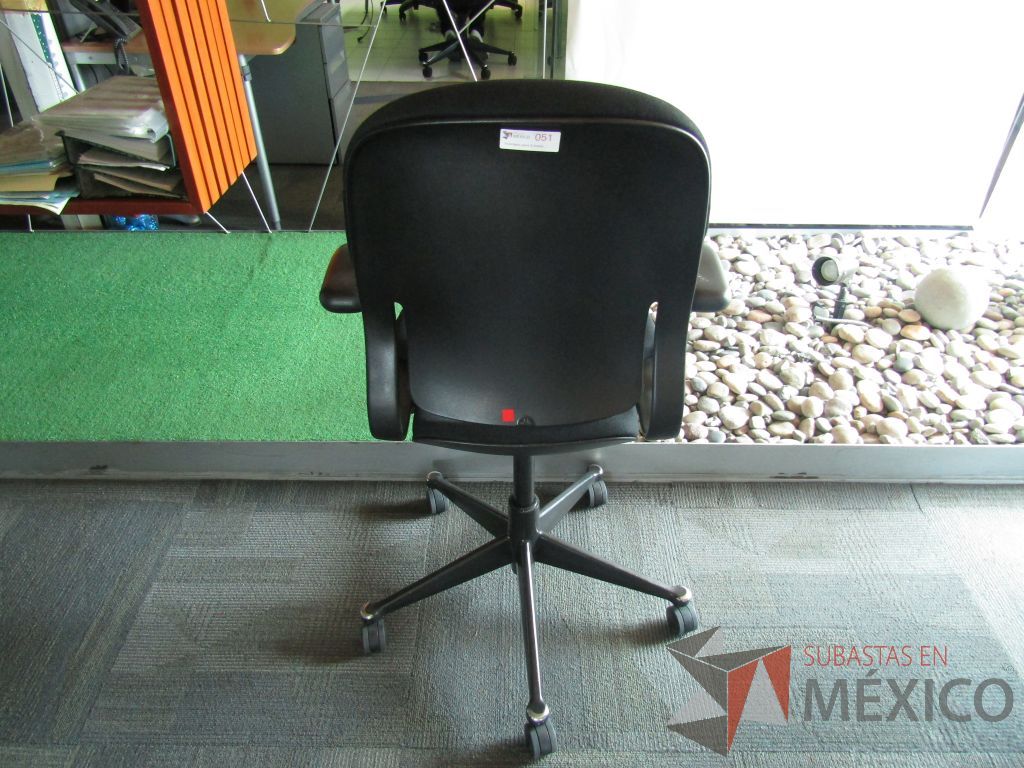 Lote 167 - Silla ejecutiva con ruedas, descansabrazos fijo, asiento y respaldo alto en tela color negro - Imagen 6