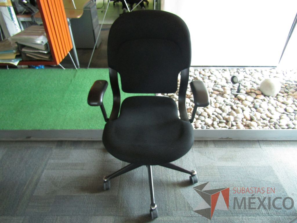Lote 167 - Silla ejecutiva con ruedas, descansabrazos fijo, asiento y respaldo alto en tela color negro - Imagen 7