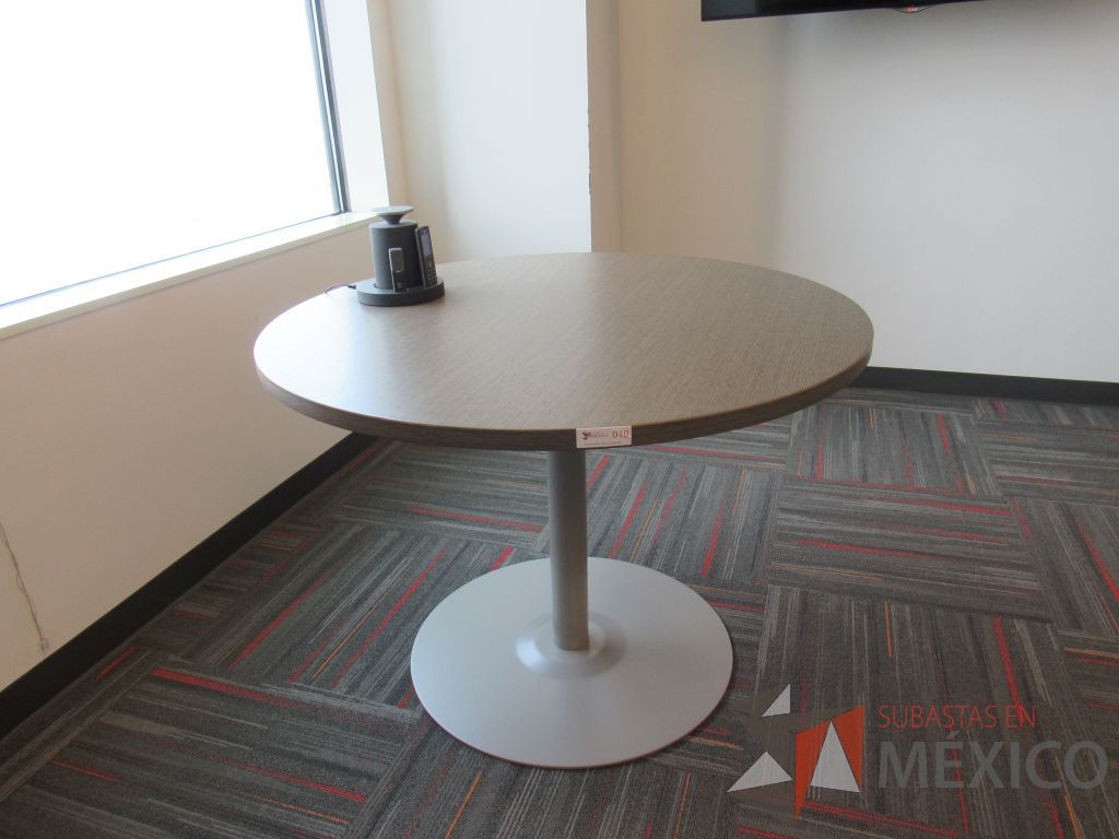 Lote 010 - Mesa de trabajo circular con base metálica y cubierta color café