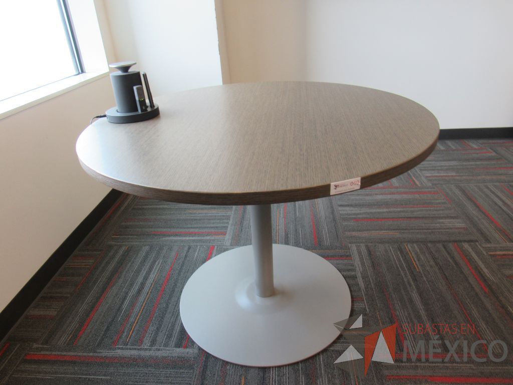 Lote 010 - Mesa de trabajo circular con base metálica y cubierta color café - Imagen 5