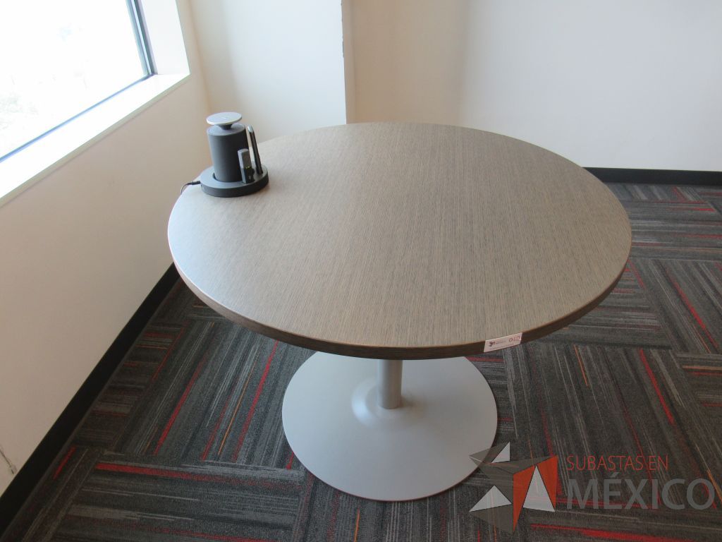Lote 010 - Mesa de trabajo circular con base metálica y cubierta color café - Imagen 6