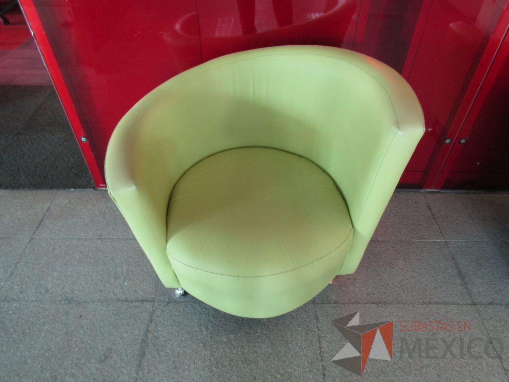 Lote 041 - Sillón de 1 plaza tipo piel color verde y patas metálicas