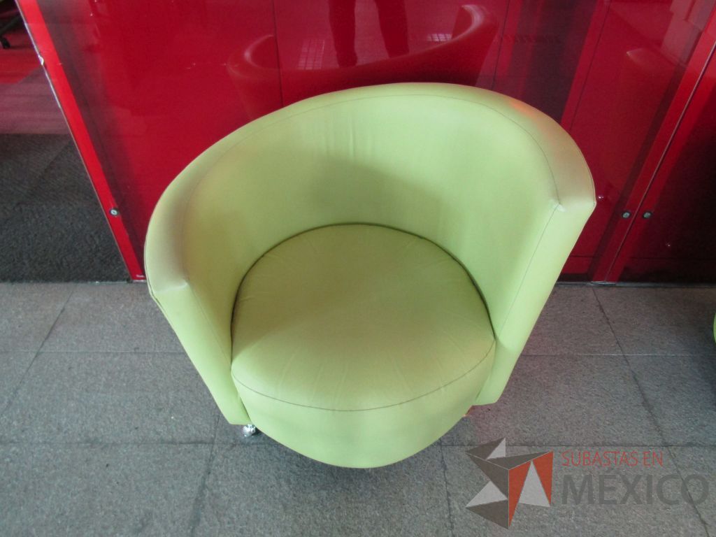 Lote 041 - Sillón de 1 plaza tipo piel color verde y patas metálicas - Imagen 2