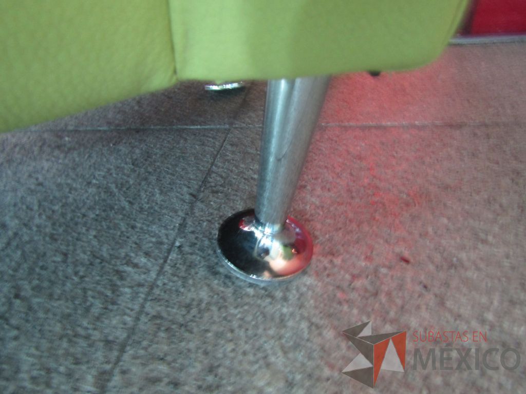 Lote 041 - Sillón de 1 plaza tipo piel color verde y patas metálicas - Imagen 3
