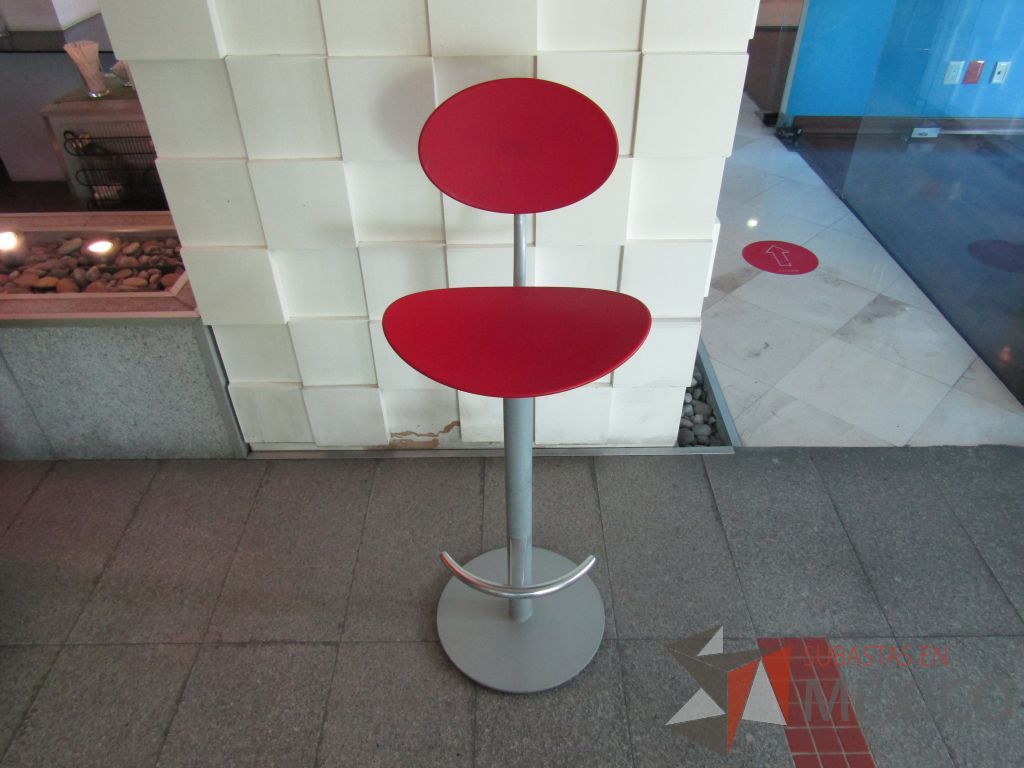 Lote 092 - Banco alto, estructura metálica, descansa pies, asiento y respaldo en plástico color rojo