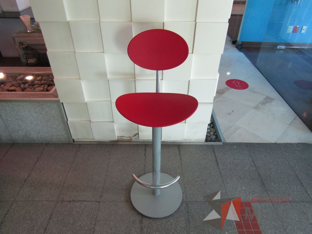 Lote 092 - Banco alto, estructura metálica, descansa pies, asiento y respaldo en plástico color rojo - Imagen 2