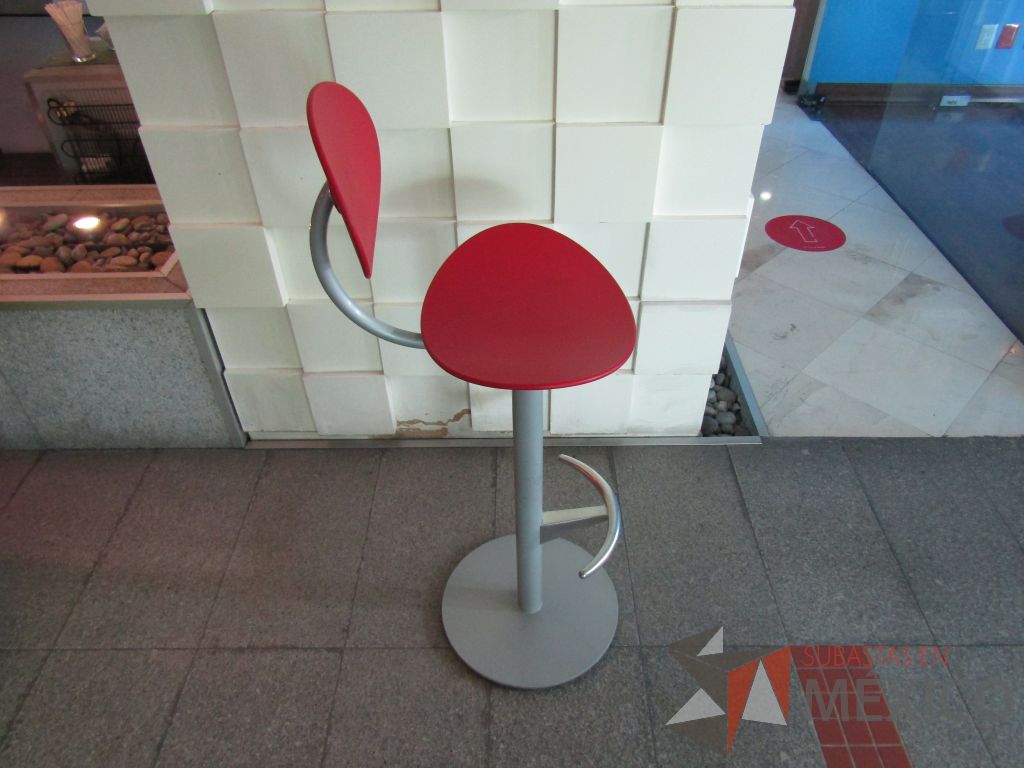 Lote 092 - Banco alto, estructura metálica, descansa pies, asiento y respaldo en plástico color rojo - Imagen 3
