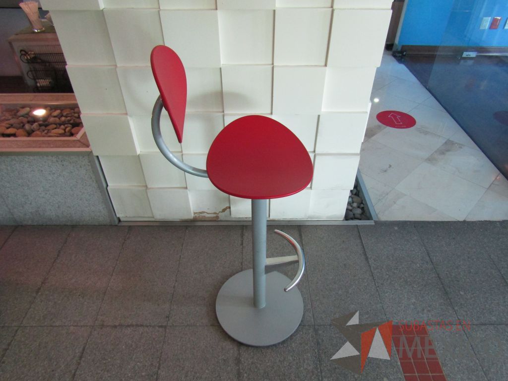 Lote 092 - Banco alto, estructura metálica, descansa pies, asiento y respaldo en plástico color rojo - Imagen 4